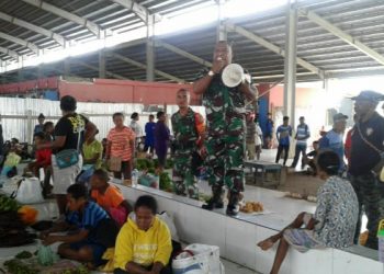 Di Pasar Aroro-iroro, Dandramil Yapsel Minta Warga Tidak Terpengaruh Isu, dan Jaga Wilayah Tetap Kondusif