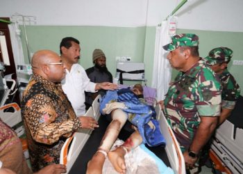 Gubernur Papua Lukas Enembe Kunjungi Korban Kerusuhan di Wamena