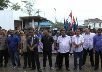 Aksi Mahasiswa UMS dan GMNI di DPRD Kota Sorong
