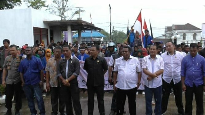 Aksi Mahasiswa UMS dan GMNI di DPRD Kota Sorong