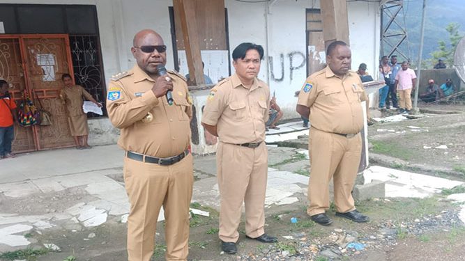 Bupati Tolikara Usman Wanimbo Serahkan 200 SK CPNS Formasi 2013