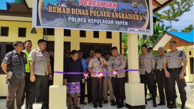 Wakapolres yapen resmikan 8 unit rumah dinas Polsek Angkaisera