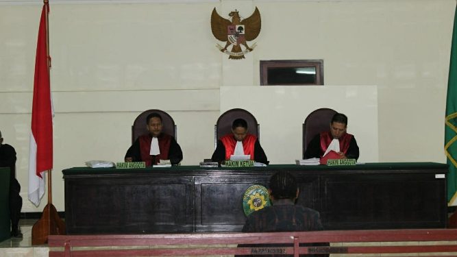 Terdakwa Pencemaran Nama Bupati Dan Wakil Bupati Yapen di Vonis 3 Bulan Penjara