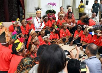 Jokowi Terima Siswa SD Sentani dan Asmat di Istana Merdeka Jakarta
