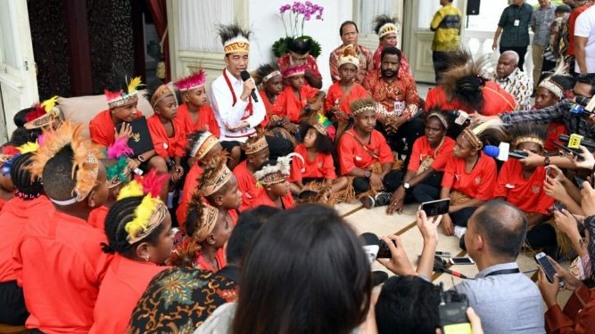 Jokowi Terima Siswa SD Sentani dan Asmat di Istana Merdeka Jakarta