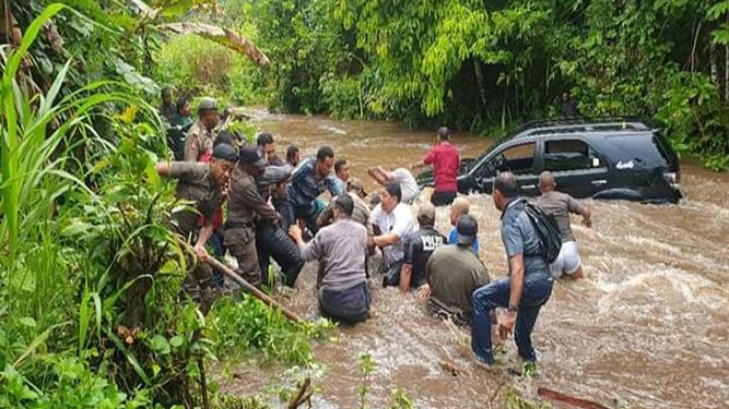 Mobil Yang Ditumpangi Bupati Yapen Terbawa Arus Dikali Dawai