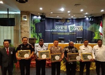 Gunernur Papua Serahkan DIPA dan TKDD Kepada 14 KPA Untuk Tahun 2020
