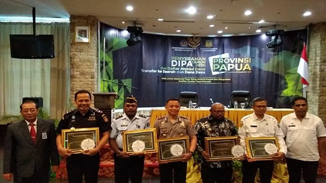 Gunernur Papua Serahkan DIPA dan TKDD Kepada 14 KPA Untuk Tahun 2020