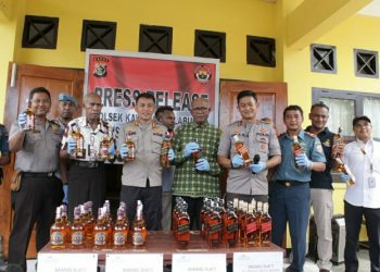 Polsek Pelabuhan Musnahkan Miras Ilegal Hasil Tangkapan Dari Kapal Putih