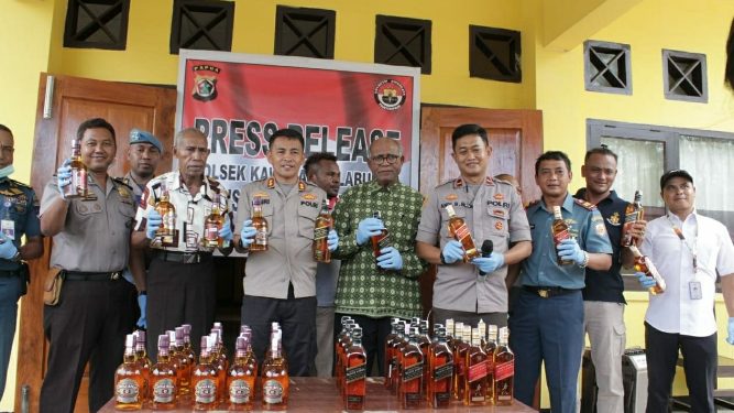 Polsek Pelabuhan Musnahkan Miras Ilegal Hasil Tangkapan Dari Kapal Putih