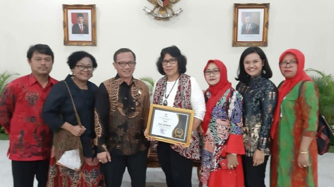 Pemprov Papua Terima Penganugerahan Badan Publik Menuju Informatif Dari KI Pusat