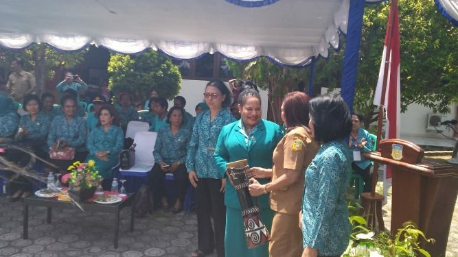 Yulce Enembe Resmi Buka Jambore Kader PKK Tahun 2019