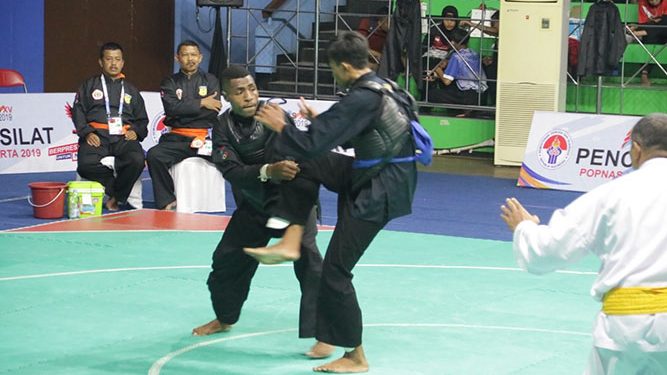 Menang Menyakinkan, Dua Atlet Pesilat Papua Melaju Delapan Besar