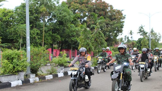 Kendarai Motor, Kapolres Yapen Dan Dandim Yawa Patroli Pastikan Perayaan Natal Aman