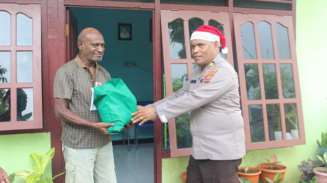 Sambut Perayaan Natal Polres Yapen Bagikan Bingkisan Untuk Purnawirawan dan Warakawuri.