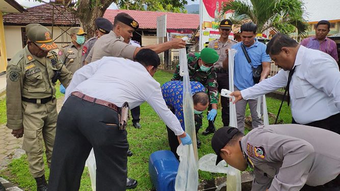 Polres Yapen Gencar Perangi Miras Ilegal, 1000 Liter Minuman Jenis Sopi kembali Dimusnahkan.
