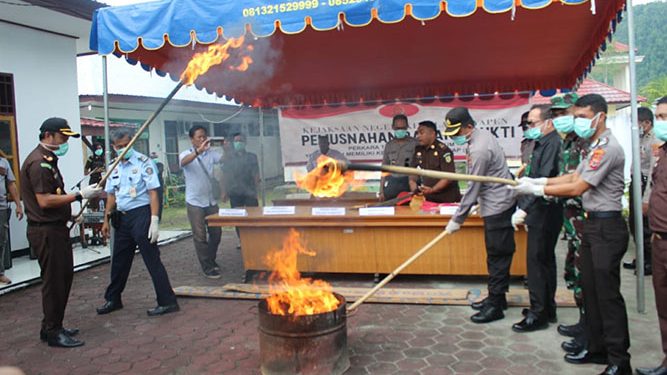 Kejaksaan Yapen Musnahkan Barang Bukti Perkara Inkracht di Tahun 2019