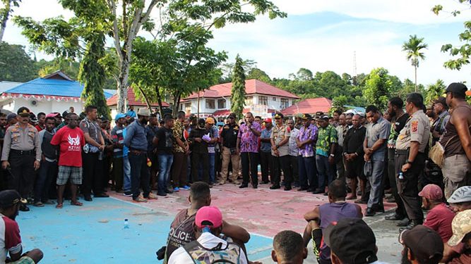 Diduga Mis Komunikasi, Kericuhan Di Kantor Bupati Waropen Pecah