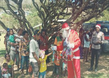 Polisi Santa Claus di Lanny Jaya Berbagi Kebahagiaan dan Kado Natal