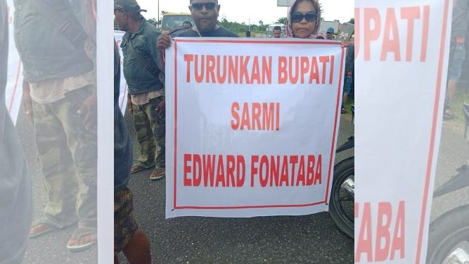 Masyarakat Sarmi Demo Ke DPRD Tuntut Dewan Telusuri Dugaan Pemalsuan Surat Penonaktifan Wabub Sarmi