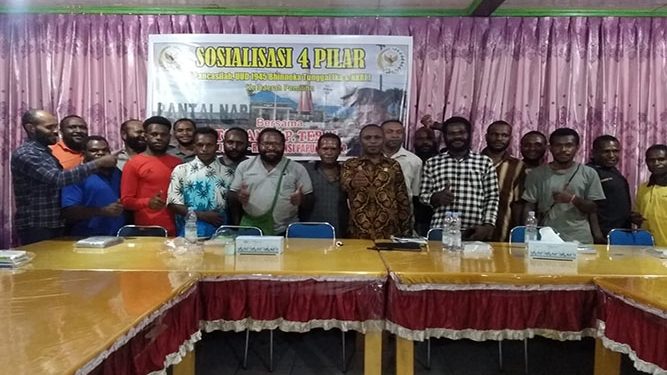 Senator Muda Ottopianus P. Tebai Sosialisasikan 4 Pilar di Kabupaten Nabire