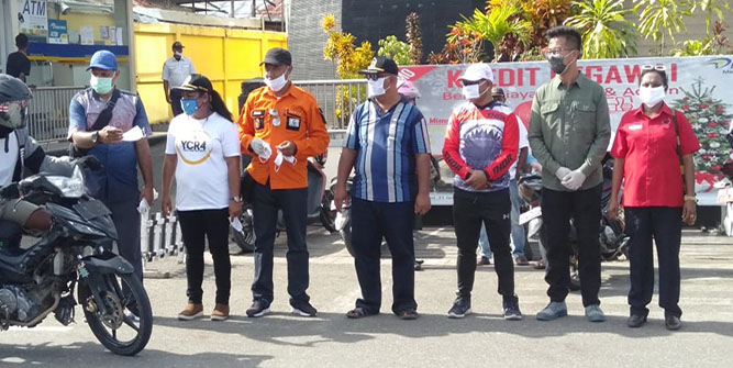 Pimpinan dan Anggota DPRD Yapen Turun Ke Jalan Bagikan Masker