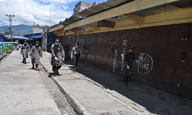 Ruas Jalan Kota Wamena di Semprot Disinfektan