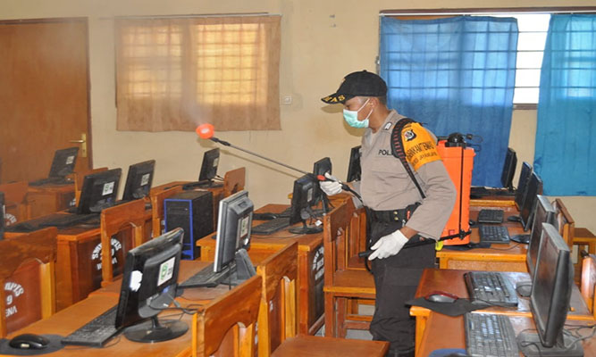 Penyemprotan Disinfektan Massal Di Wamena