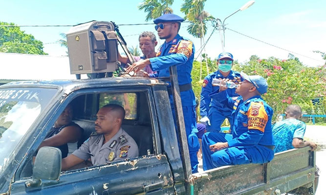 TNI-POLRI Sosialisasi Pencegahan Covid-19 di Supiori Selatan
