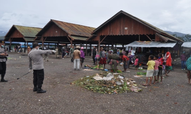 Aparat Tertibkan Pedagang di Kota Wamena