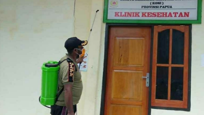 Cegah Corona, Klinik Kesehatan KONI Papua Bagi-bagi Hand Sanitizer