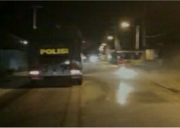 Polisi Gunakan Penyemprotan AWC Tertibkan Warga