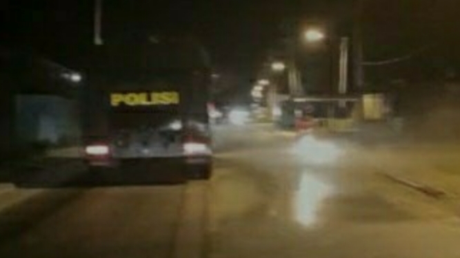 Polisi Gunakan Penyemprotan AWC Tertibkan Warga