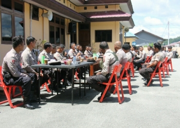 Cegah Covid-19, Kapolres Jayapura dan Anggota Berjemur Panas