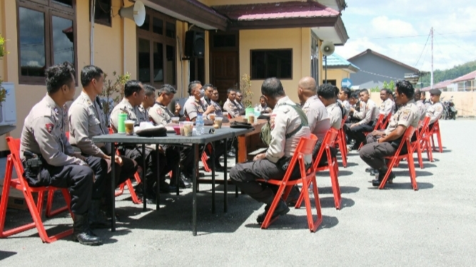 Cegah Covid-19, Kapolres Jayapura dan Anggota Berjemur Panas