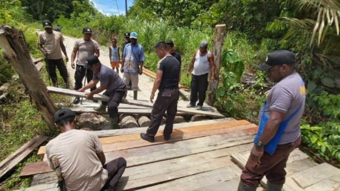 Polsek Kemtuk dan Masyarakat Perbaiki 2 Jembatan