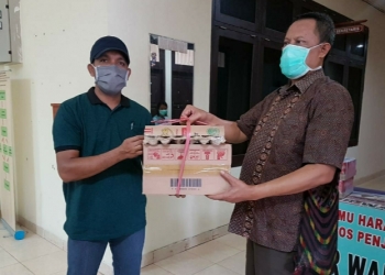 Walikota Jayapura Bagi Paket Sembako Kepada Wartawan