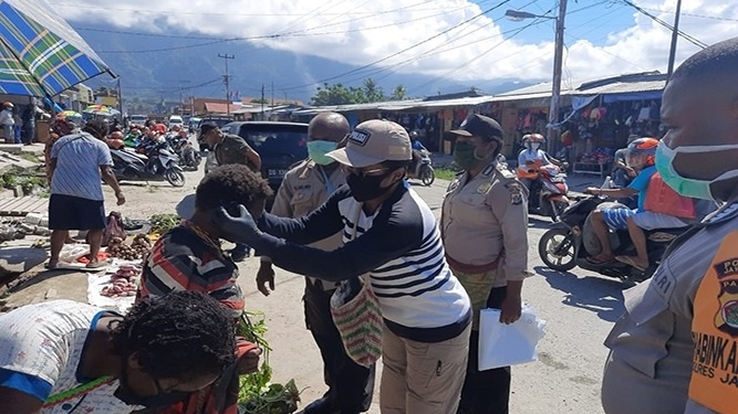 Polsek Sentai Bagikan 50 Masker Bagi Mama – mama Papua