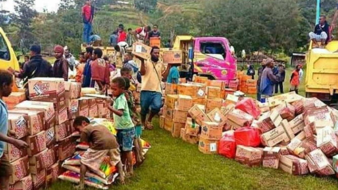 Pemda Lanny Jaya Salurkan Bantuan Sembako ke Masyarakat