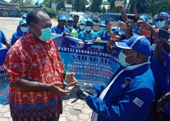 Demokrat Meepago Salurkan Bantuan Masker dan Dana