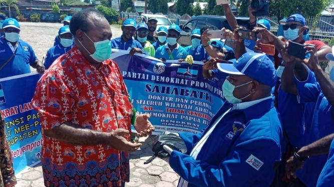 Demokrat Meepago Salurkan Bantuan Masker dan Dana