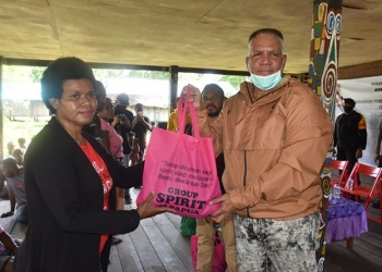 Kapolda Papua dan Komunitas “The Spirit Of Papua” Bagi Sembako di Distrik Kemtuk