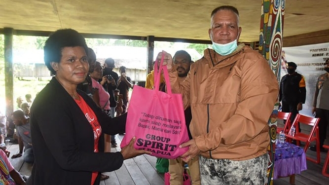 Kapolda Papua dan Komunitas “The Spirit Of Papua” Bagi Sembako di Distrik Kemtuk