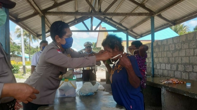 Polsek Muara Tami Bagi Masker Ke Masyarakat