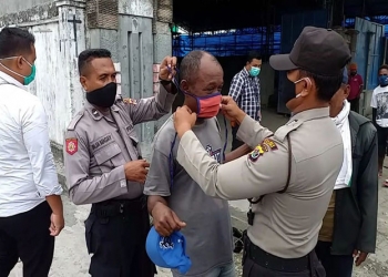 Polsek Bandara Sentani Bagi Masker di Areal Cargo