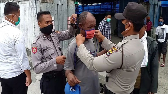 Polsek Bandara Sentani Bagi Masker di Areal Cargo