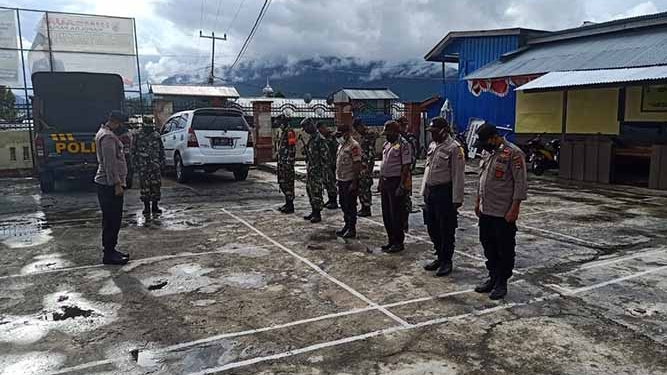 Polsek Tigi Pantau Sembako Di Pasar Waghete