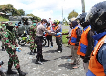 Peduli Sesama, Polisi dan TNI Bagikan Makan Ke Tukang Ojek