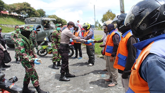 Peduli Sesama, Polisi dan TNI Bagikan Makan Ke Tukang Ojek