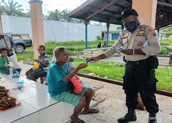 Polsek Muara Tami dan Polsek Arso Bagi Masker Kepada Warga